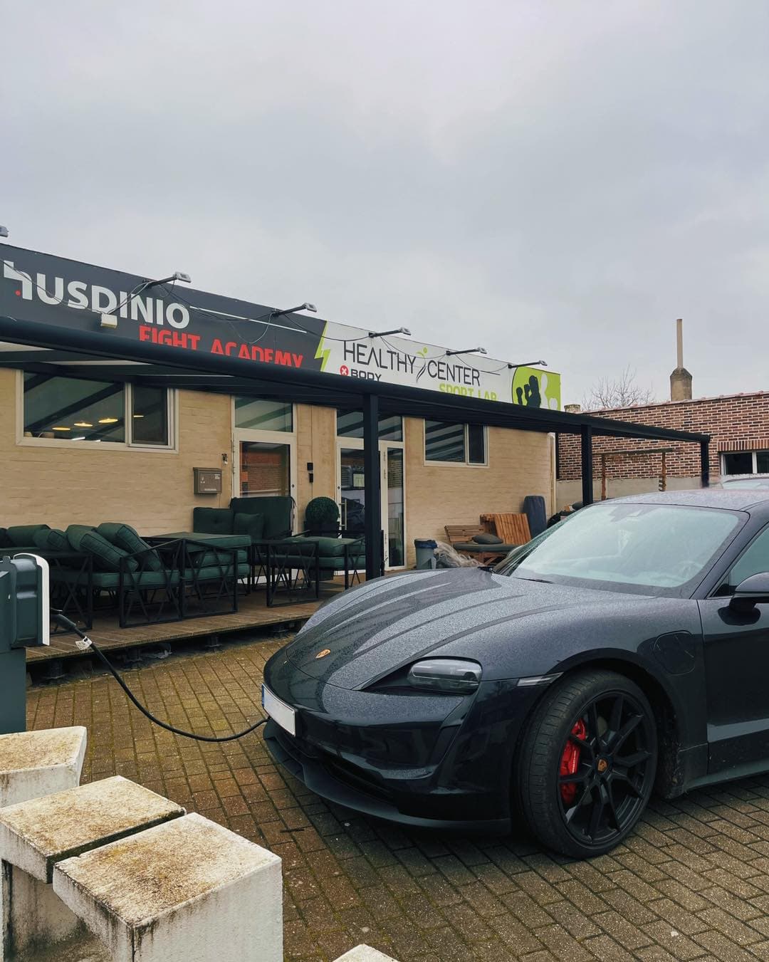 Het gebouw van Husdinio Fight Academy aan de Pastoor Paquaylaan 20 in Heusden-Zolder bij avond